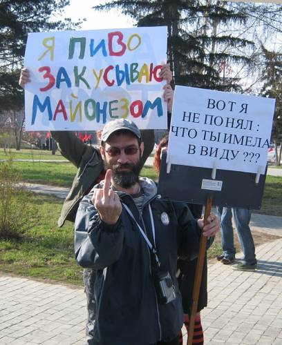Инициатор Первой Омской монстрации Виктор Корб показывает фак вице-мэру Вижевитовой